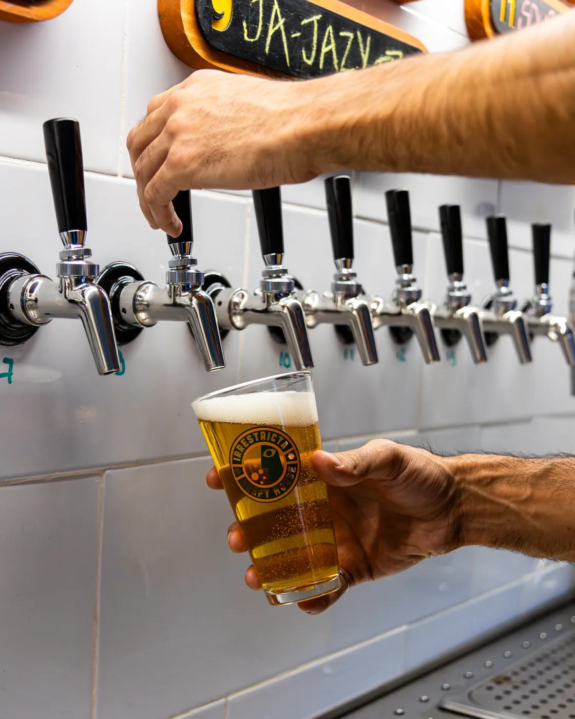 Cerveza artesanal de Irrestricta sirviéndose en barra