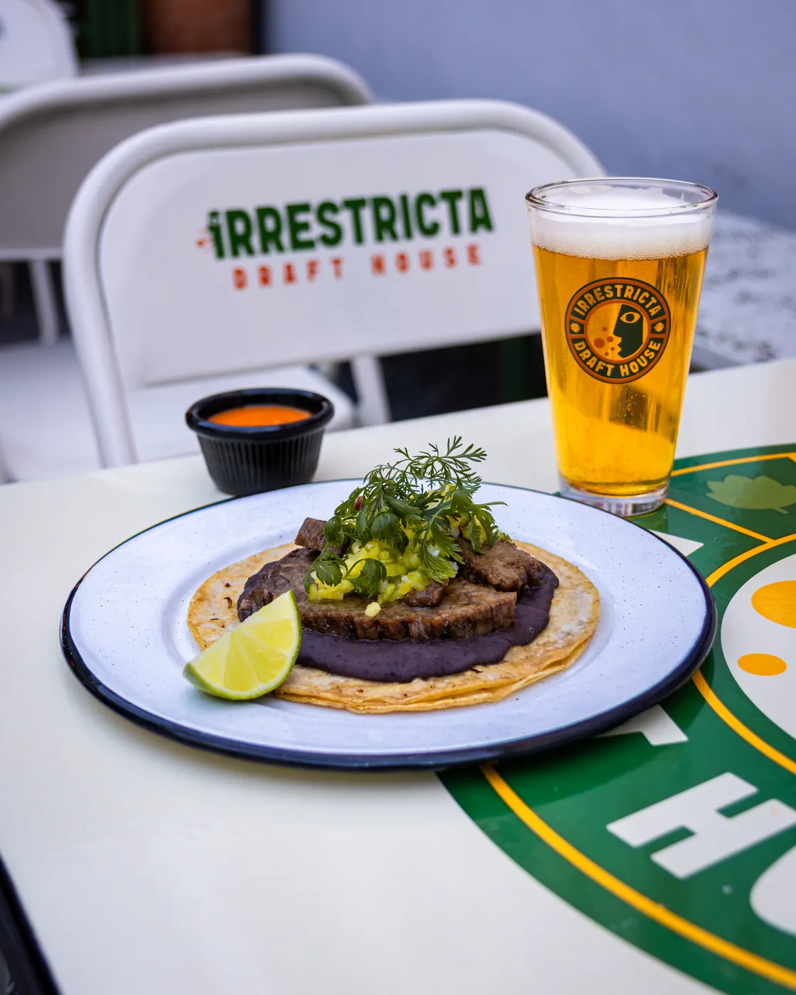 Taco artesanal de suadero con cerveza en terraza